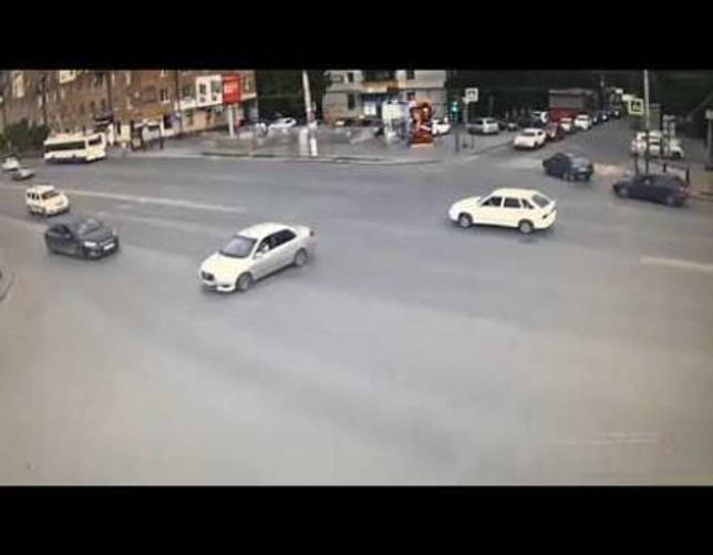Embedded thumbnail for ДТП с переворотом в центре Волгограда